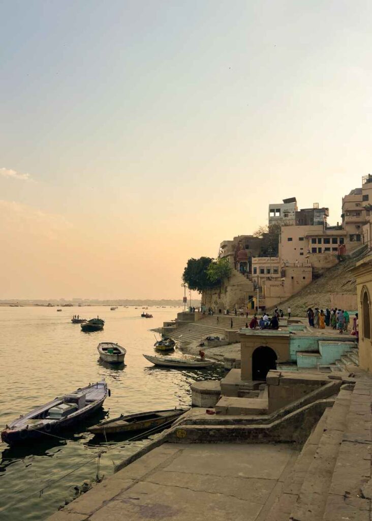 Los ghats del Ganges al atardecer, una de las cosas imperdibles que ver en Varanasi