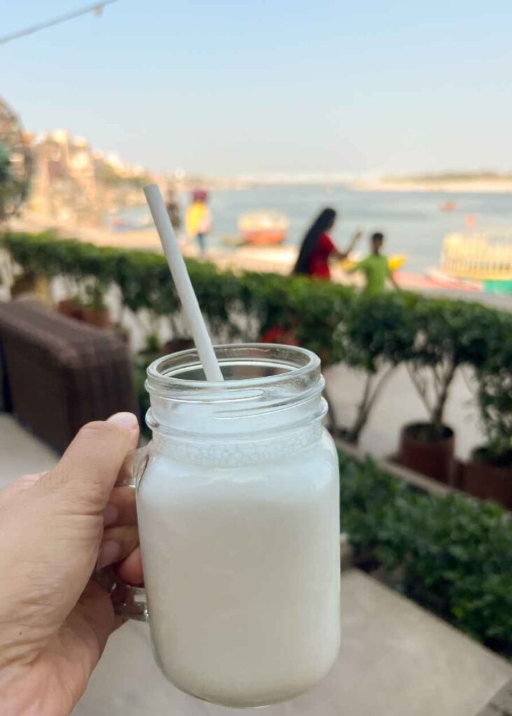 un smoothie de coco frente al ganges