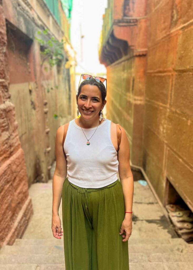 Yo en las escaleras que bajan a los ghats del ganges en Varanasi