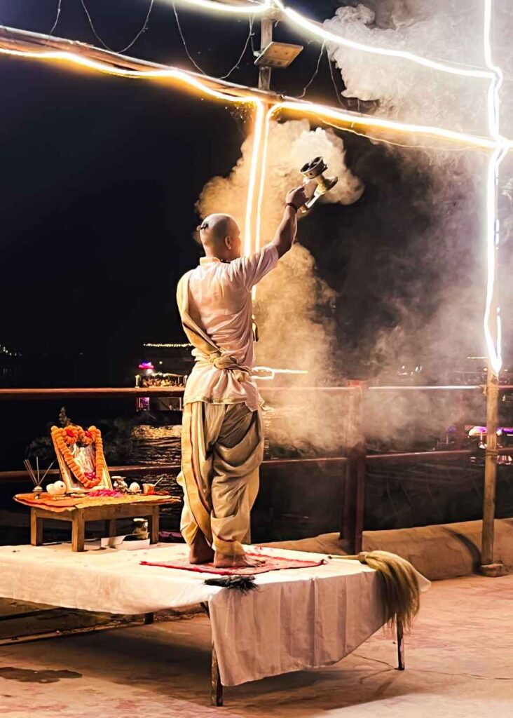Un hombre haciendo aarti a la madre ganga en varanasi