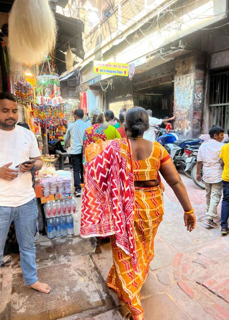 Gente paseando por los callejones de Varanasi