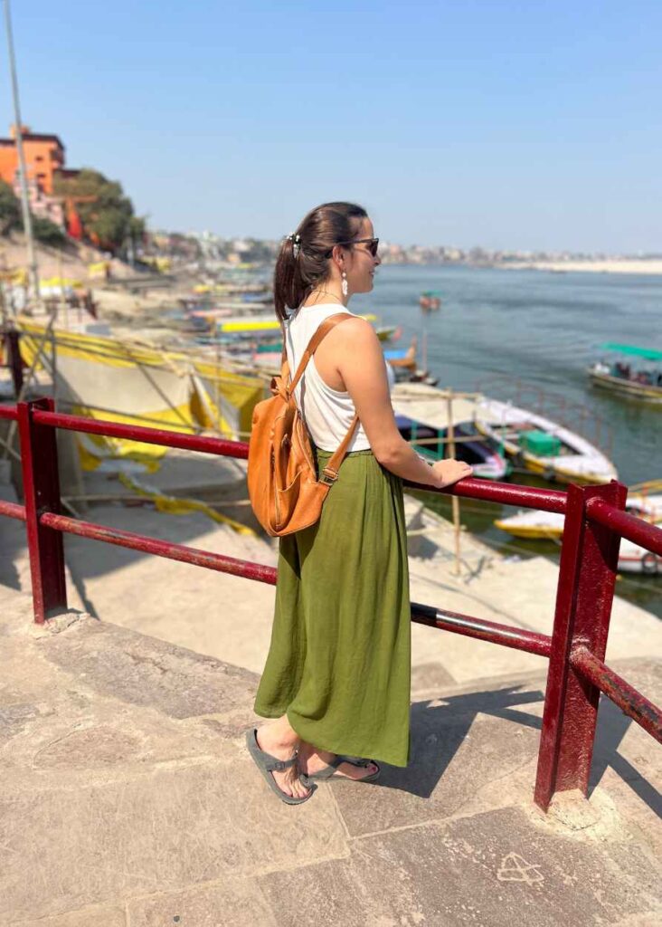 Yo mirando al río Ganges en Varanasi