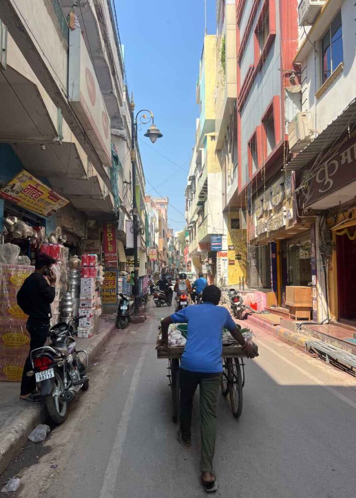 una calle de varanasi