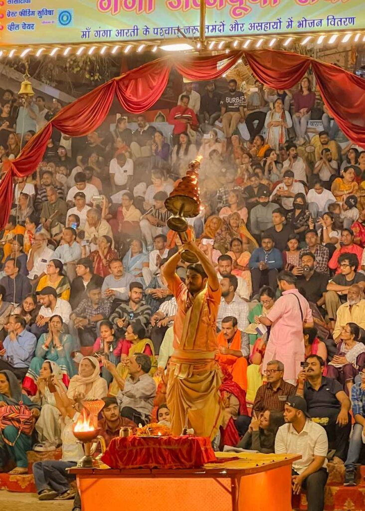 Un hombre haciendo aarti a la madre ganga en varanasi