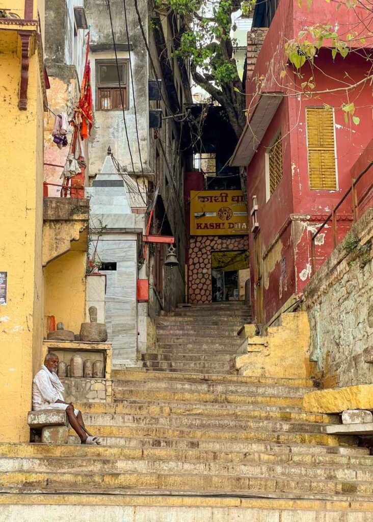 Escaleras que suben desde el ghat del ganges en Varanasi