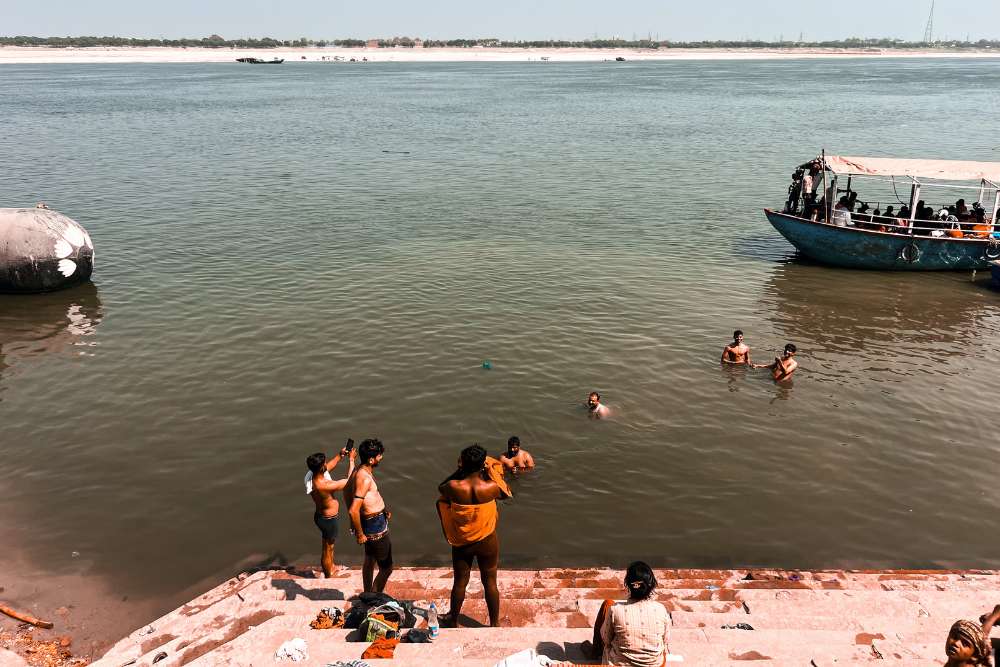 Gente bañándose en el río Ganges, una de las cosas que hacer en Varanasi si te animas