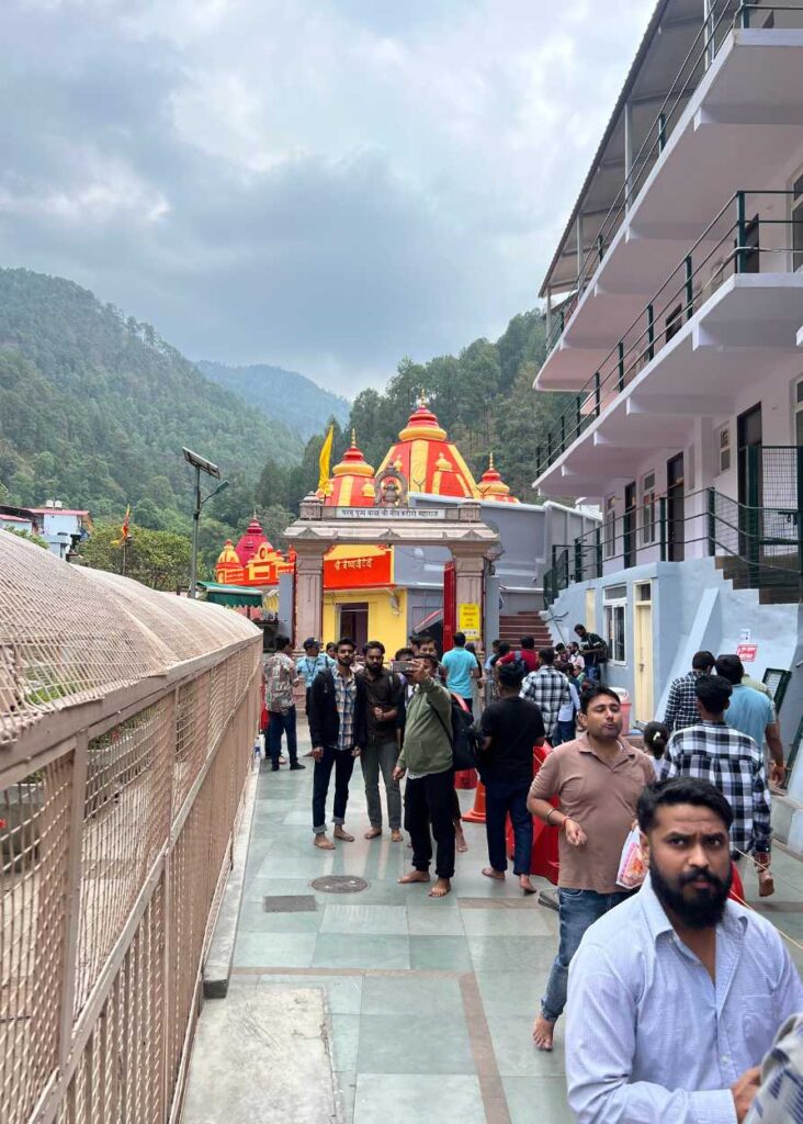 El ingreso a Kainchi Dham
