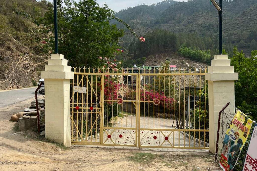 El portón de entrada al Kakrighat, el otro ashram de Neem Karoli Baba
