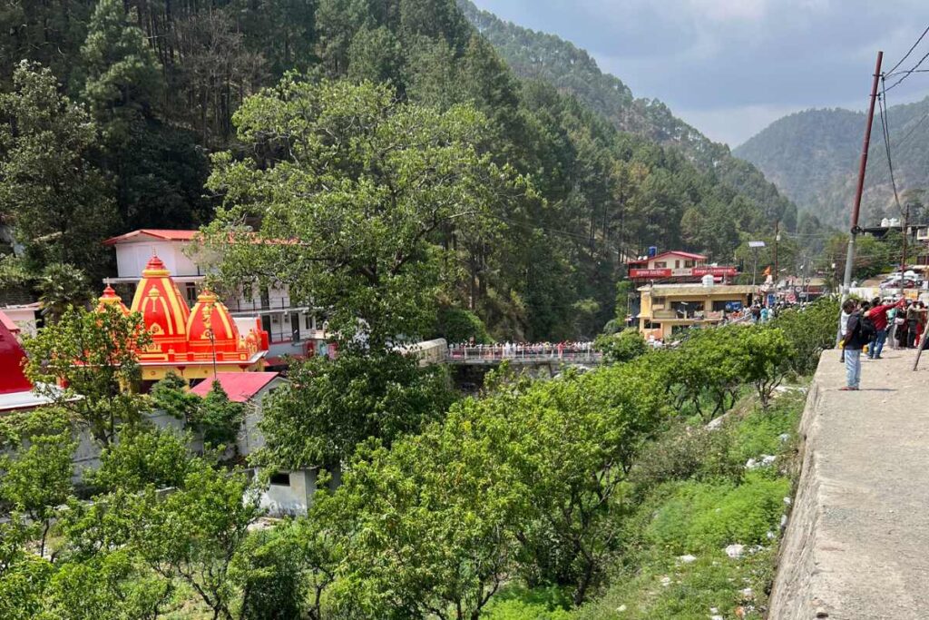 Kainchi Dham por fuera al pie de las montañas. El ashram de Neem Karoli Baba en los Himalayas y donde estuvo Ram Dass.