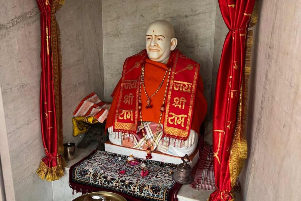 Una estatua de Maharaji en un templo de Nainital