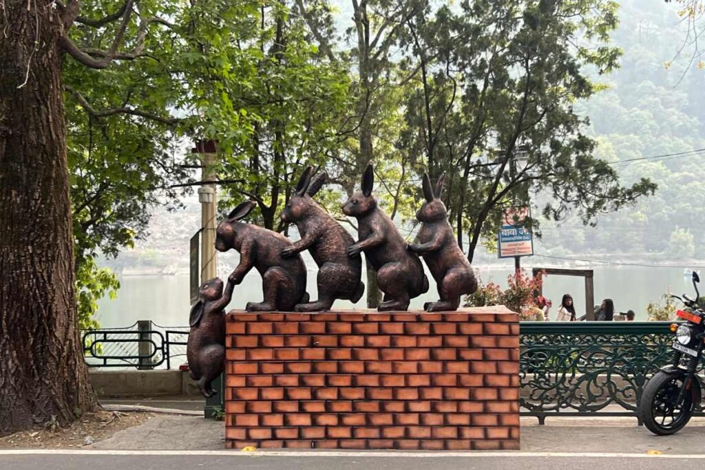 Una escultura de conejos en Nainital, cerca de Kainchi Dham, el ashram de Neem Karoli Baba