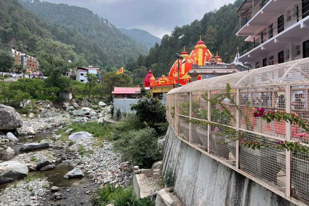 Desde el puente que cruza el río para ingresar al ashram de Neem Karoli Baba, Kainchi Dham