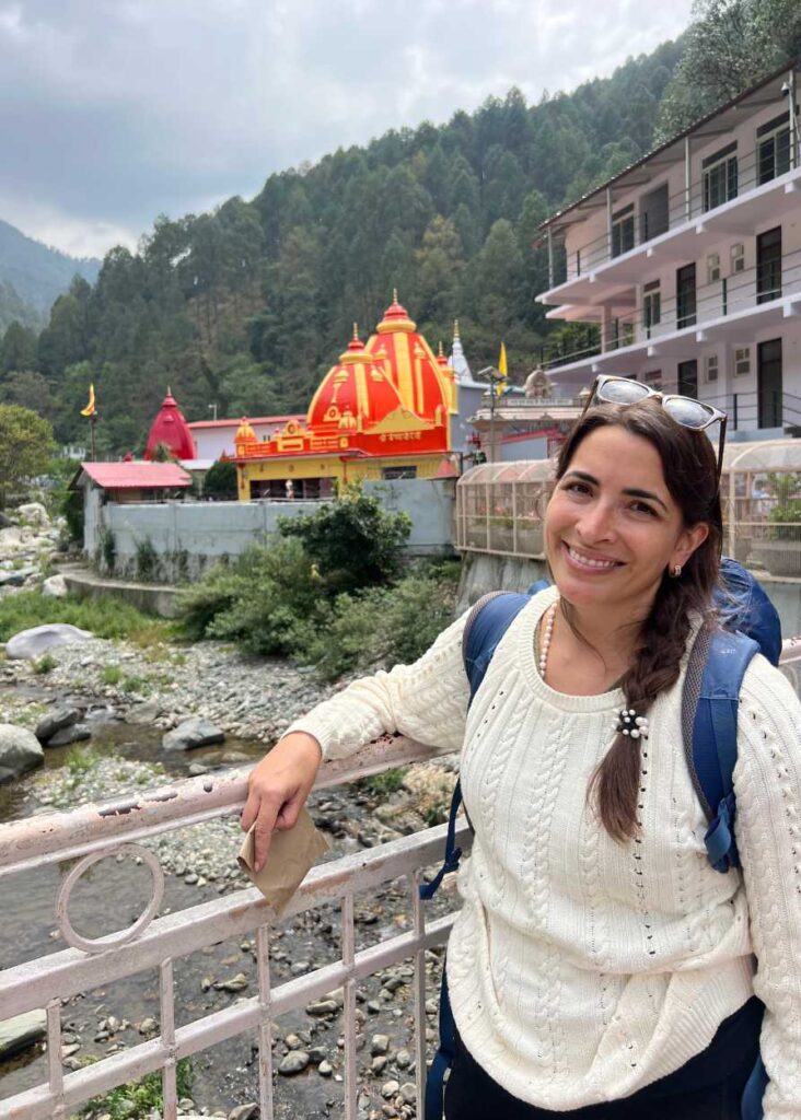 Yo en el puente que ingresa a Kainchi Dham