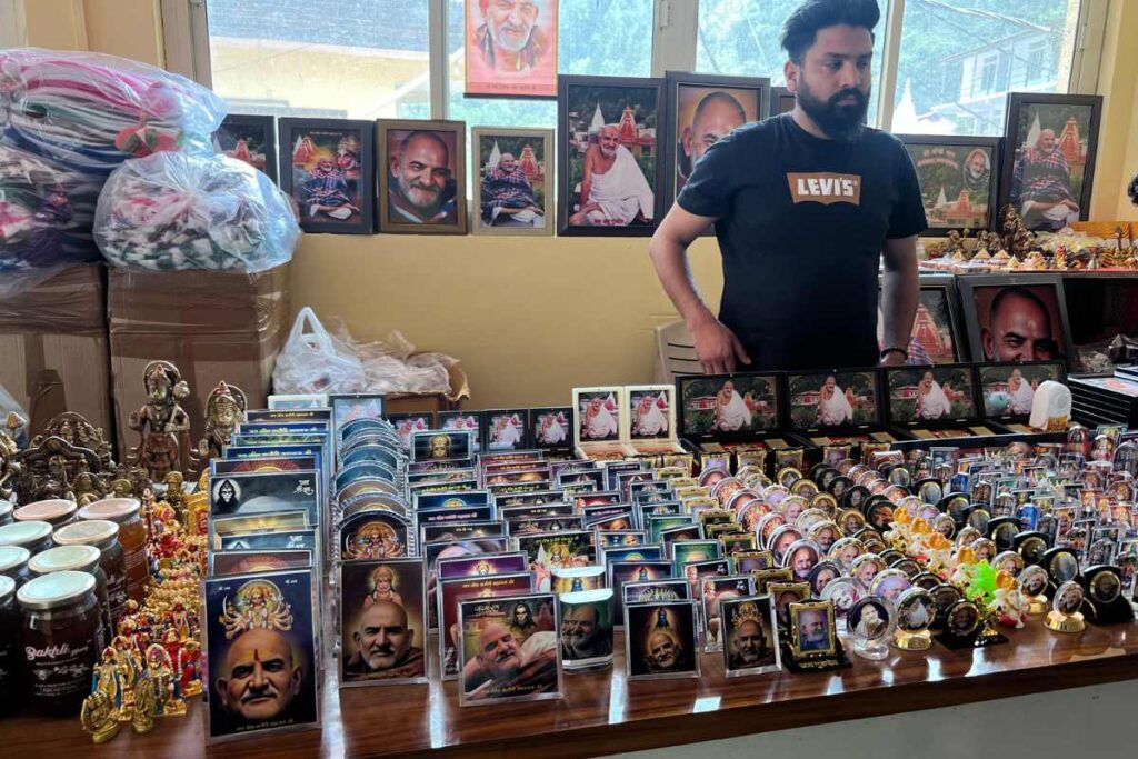 Tienda en los alrededores de Kainchi Dham con fotos de Neem Karoli Baba