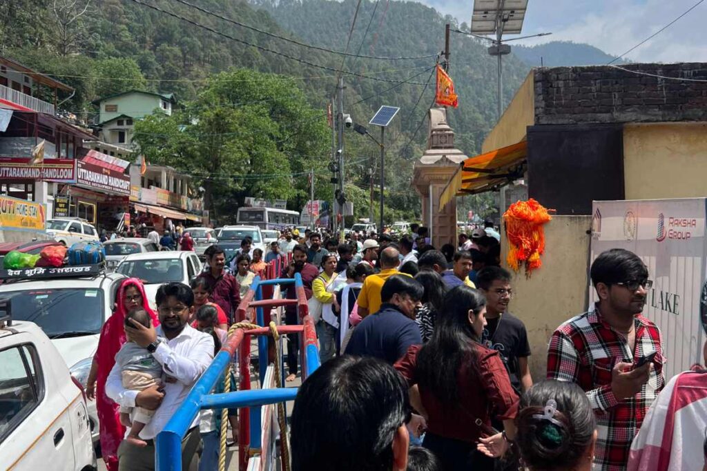 Gente haciendo fila para entrar al ashram de Neem Karoli Baba, Kainchi Dham
