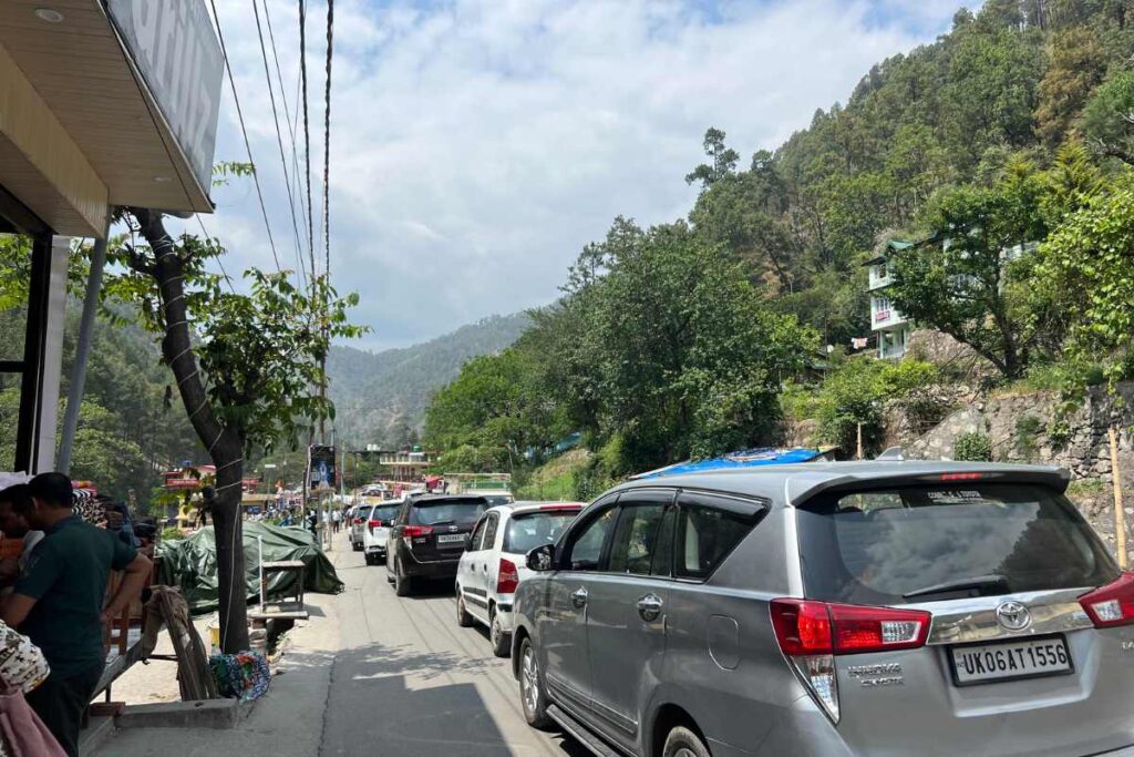 Llegando a Kainchi Dham, el tráfico se hizo más presente.