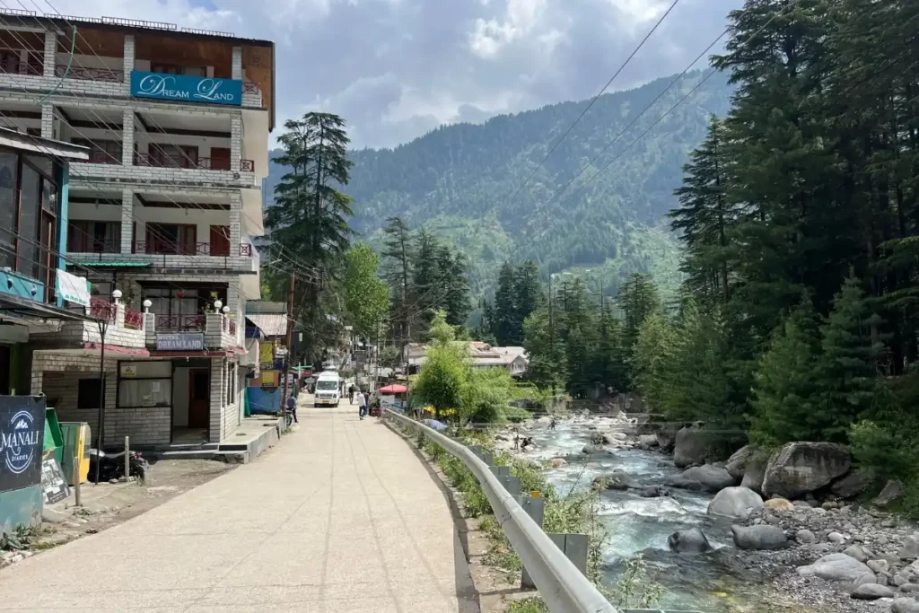 Old Manali al lado del río