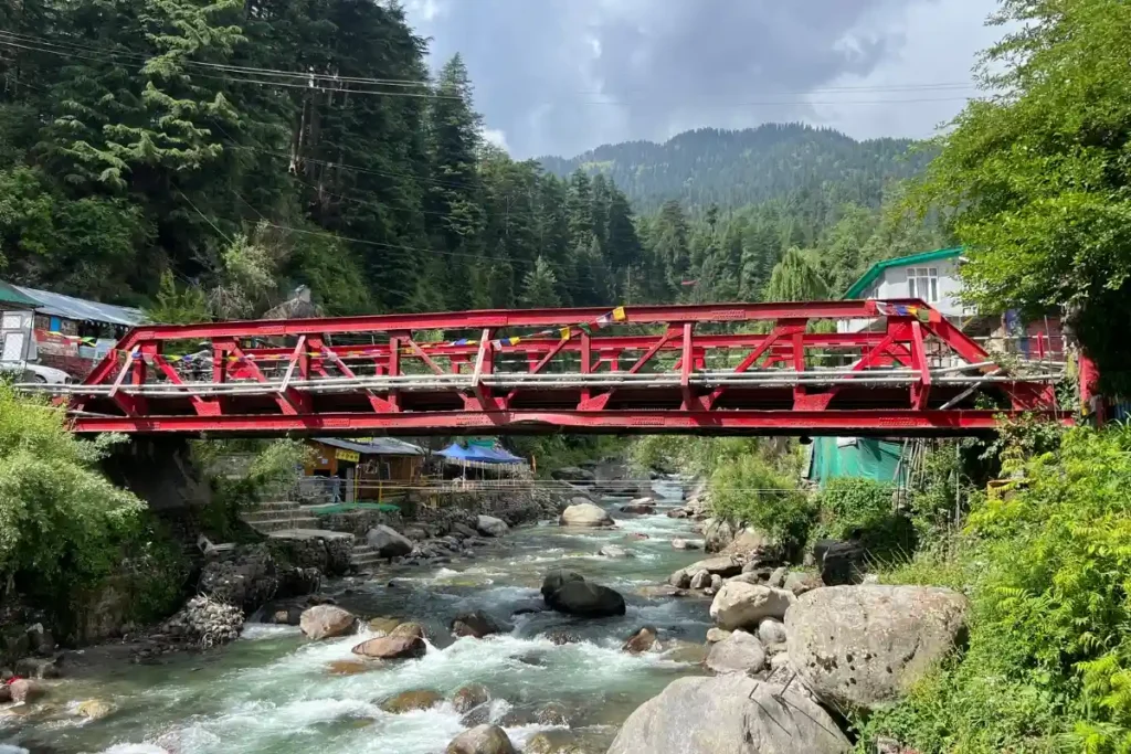 El puente de Old Manali con el río Manaslu, una parada imprescindible que hacer en Manali 