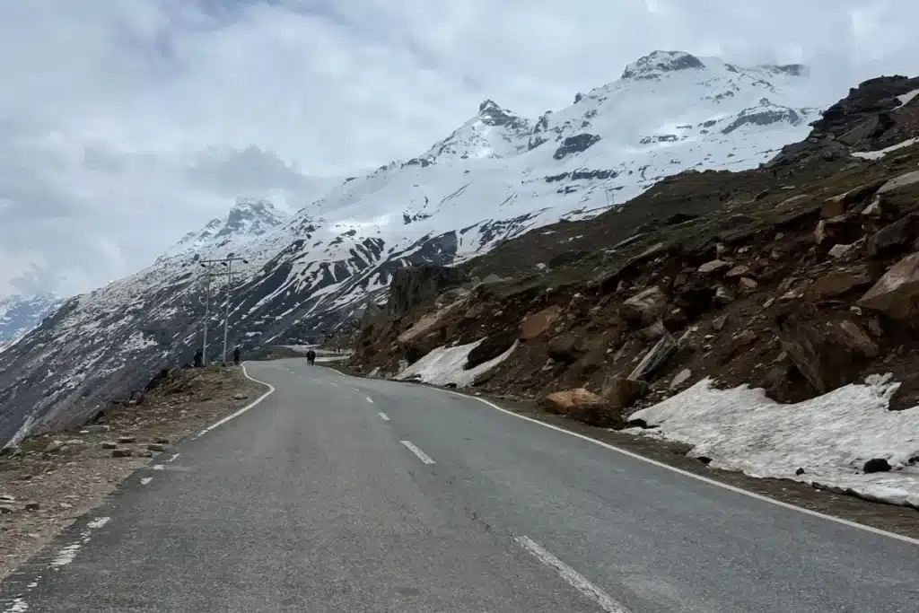 La carretera con montañas nevadas del otro lado de los Himalayas cerca de Manali