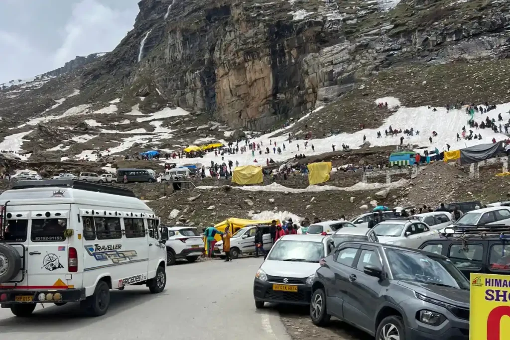 Turistas indios haciendo culipatin en parches de hielo cerca de Manali.