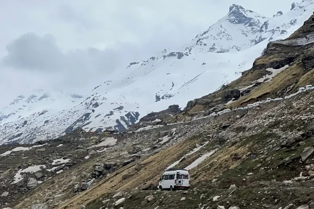 La carretera en los Himalayas Indios