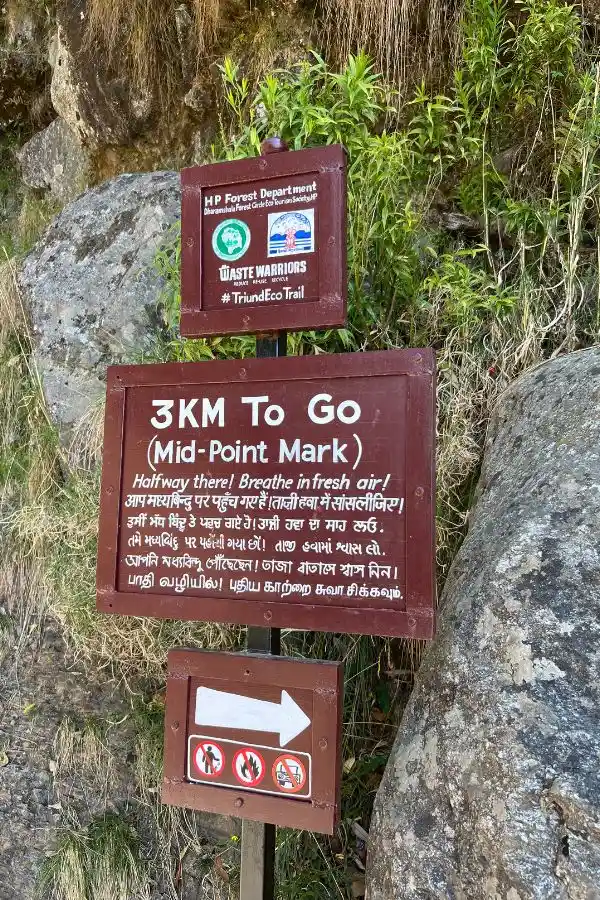 Triund trek, un imprescindible que hacer en Dharamsala. Cartel que indica 3 km para llegar a la cima