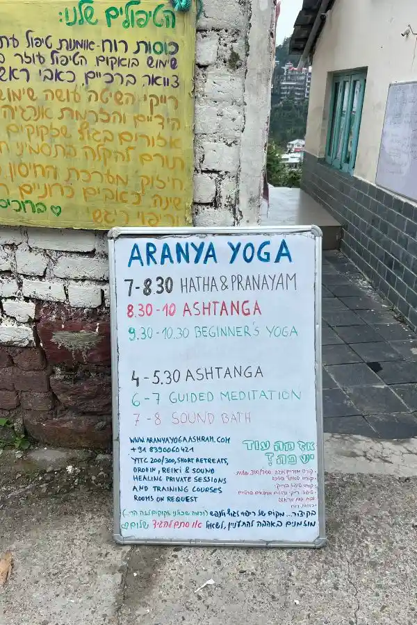 un cartel con clases de yoga en dharamsala