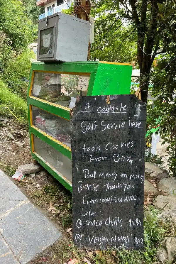 un cartel que dice que se venden galletitas