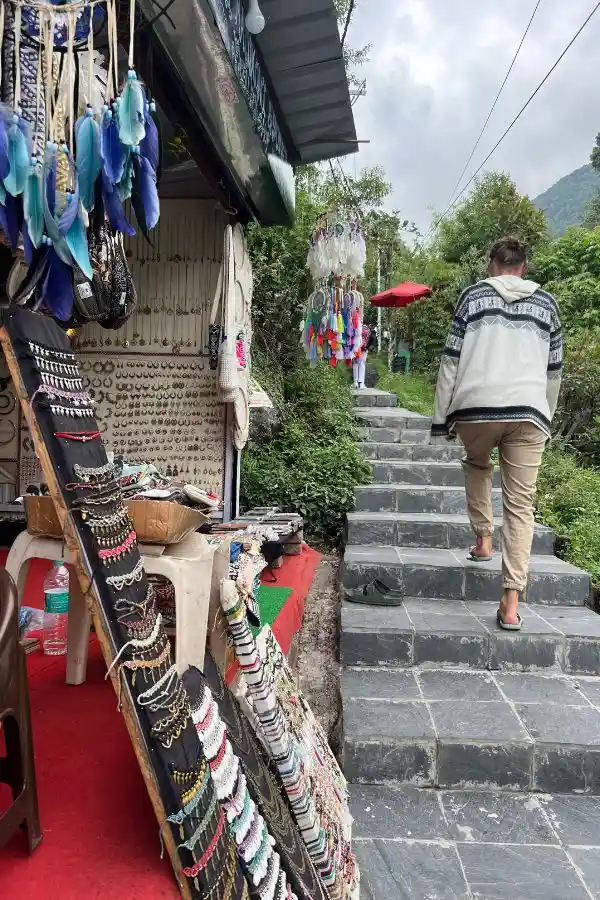 Las escaleras que conectan el camino de Bhagsu a Dharamkot