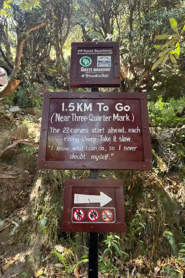 Triund trek, un imprescindible que hacer en Dharamsala. Cartel que indica 1.5 km para llegar a la cima