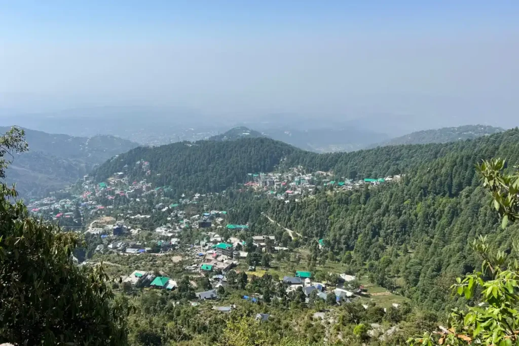 Vista de Dharamsala, Dharamkot y Bhagsu desde el trek a Triund