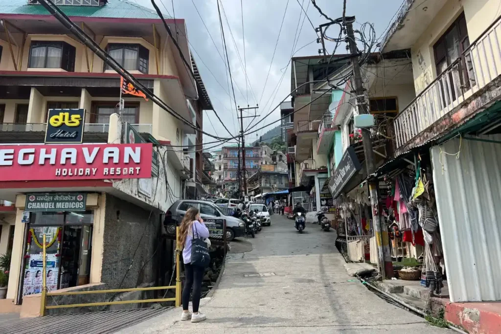 La calle principal de Bhagsu, algo que ver en Dharamsala, con sus tiendas y negocios.