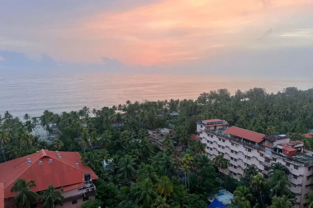 Vista del mar y del bosque de palmeras desde mi habitacion del ashram de amma en amritapuri, la santa de los abrazos