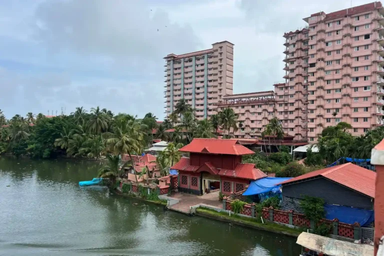 Abrazo de Amma (darshan): guía práctica para tu visita a Amritapuri