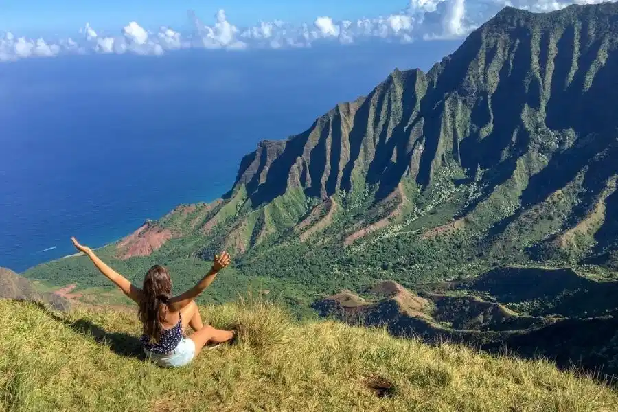 Flavia en frente de la Na pali coast en Hawaii, uno de los destinos que cubre el blog Un mundo ahi afuera