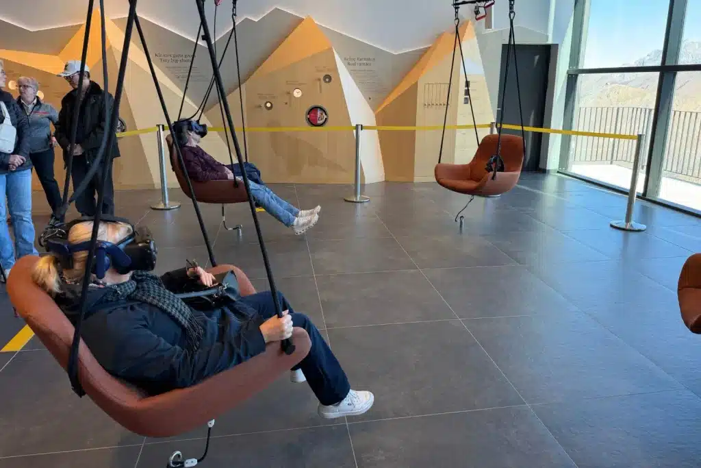 Sillas colgantes donde se puede hacer una experiencia de realidad virtual