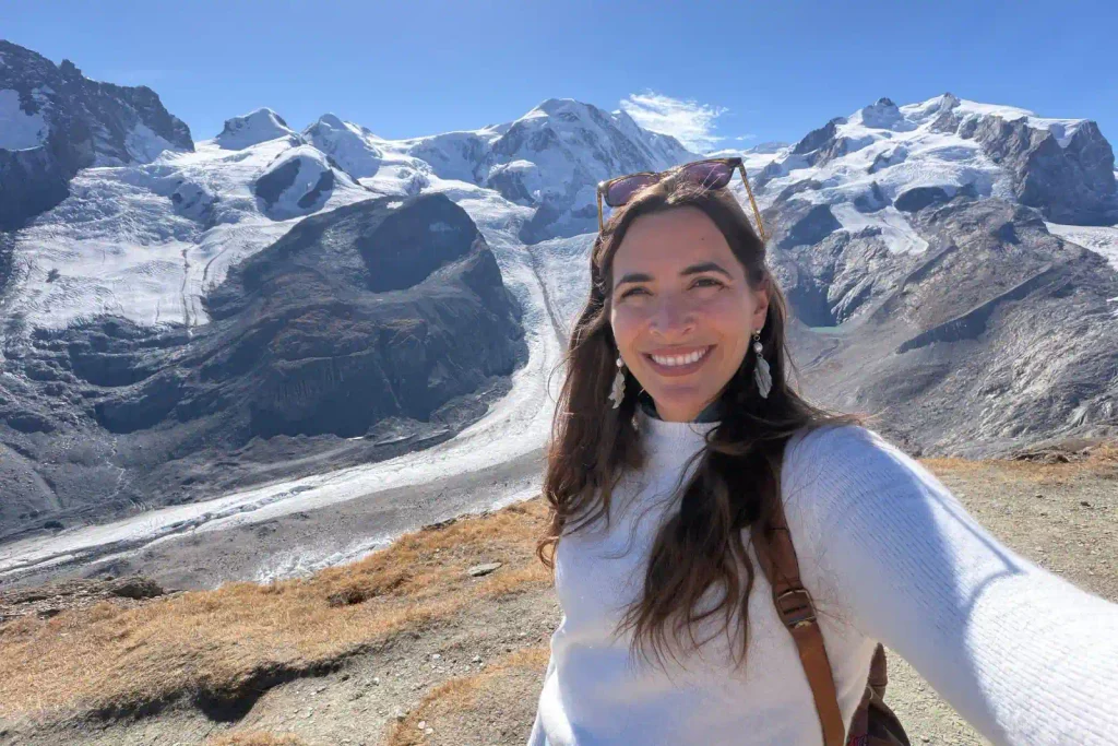 Flavia con el glaciar de fondo